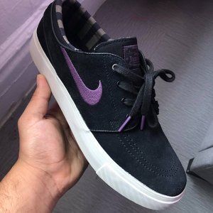 NIKE SB Stefan Janoski Black/ Pro Purple-Ridgerock